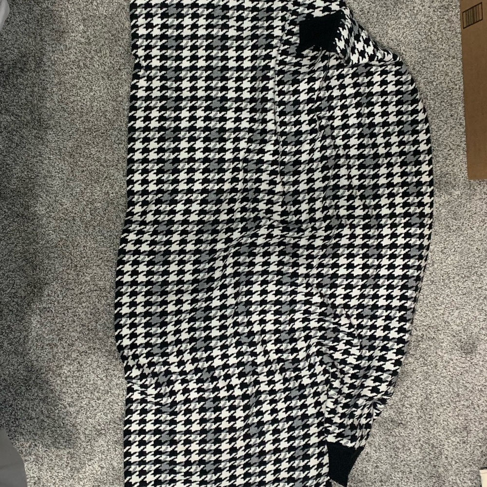 NWT houndstooth poncho sweater